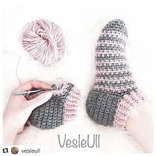 Bilekten Baslamali Patik Corap Tuvit Modelini Uygulamis Ama Bir Harika Olmus Norvecce Bi Botas De Croche Meias De Croche Meias De Croche Para Bebe