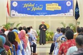 Jun 10, 2019 · halal yang oleh para ulama dipertentangkan dengan kata haram, apabila diucapkan dalam konteks halal bihalal akan memberikan kesan bahwa mereka yang melakukannya akan terbebas dari dosa. Ustad Yusuf Mansur Pimpin Doa Dalam Halal Bihalal Udinus Kompasiana Com