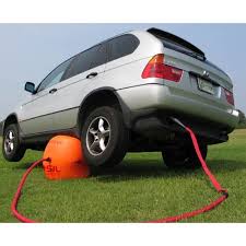 Da S Nou Een Handige Manier Om Je Auto Op Te Krikken Of Om Je Motor Op Te Blazen Car Jack Cool Inventions Cool Stuff