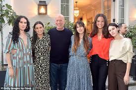Once in the '80s with lowe, moore, elizabeth perkins, and jim belushi. Bruce Willis Insider Besteht Darauf Dass Es Keine Probleme Mit Seiner Frau Gibt Da Er Mit Ex Demi Moore Unter Quarantane Steht Nach Welt