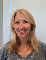 What hairstyle and makeup looks best for friend?