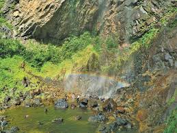 Air terjun pelangi memiliki ketinggian kurang lebih 87 m dan bersumber dari air sungai cimahi yang berhulu di situ lembang. Saksi Awan Karpet