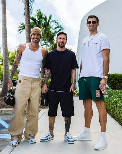 EL TRÍO DE TUS SUEÑOS 😍 Emiliano "Dibu" Martínez, Lionel Messi y Rodrigo De Paul juntos en la concentración argentina de cara a la próxima fecha FIFA. La selección jugará amistosos con