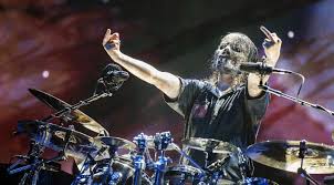 El baterista americano de metal joey jordison es mejor conocido como miembro de los slipknot, el grupo de alternative metal fundado en 1992. Baterista De Slipknot Admite Lo Dificil Que Es Tocar Con Una Mascara
