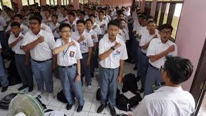 Yang ditampilkan berikut adalah contoh yel yel kelas, contoh yel yel kelompok dan contoh yel yel sekolah yang biasa digunakan saat masa mos, baik yel yel mos smp atau yel yel mos sma. Yel Yel Mos Smp Sma Kreatif Lucu Semangat Keren Terbaik