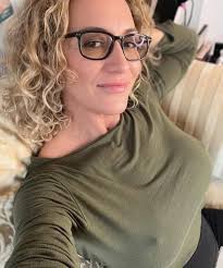 I'm single and looking for a partner. 🥰 I know I'm older and maybe not as  attractive as I used to be, but if anyone wants to meet me, I'd be very