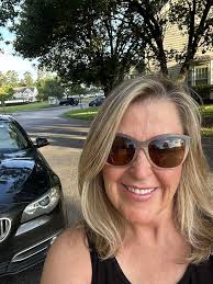 MIA MADRE CONTINUA A GRAFFIARE L'AUTO CHE LE ABBIAMO REGALATO—E MIO MARITO  STA PER PERDERE LA TESTA Non pensavo che regalare un'auto a mia madre  sarebbe diventato un problema domestico serio. Ma