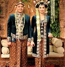 Pakaian tradisional dari jawa timur memiliki ciri khas pakaian yang indah dan elok untuk dilihat. Baju Adat Pulau Jawa Greatnesia