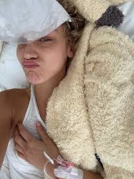 Increíble! 🥹🤍 Novia libera mariposas monarca en su boda en memoria de su  padre fallecido y las mariposas se quedan en su vestido de novia. 🦋 CC:  @armachain, @britperkins_