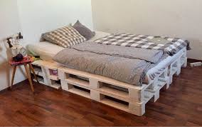 Schones Bett Aus Weissen Europaletten Einfach Schlicht Und Asthetisch Europaletten Diy Selfmade P Zimmer Einrichten Bett Aus Paletten Europaletten Bett