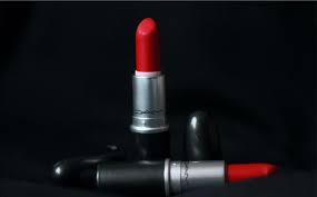 Lets face it they are the same on lips! Compare Perfect Red Mac Retro Matte Lipstick In Shade Ruby Woo Vs Mac Matte Lipstick In The Shade Russian Red