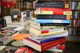 Un ambicioso chofer indio emplea su astucia para salir de la pobreza y llegar a la cima en un viaje épico basado en el éxito de ventas del new york times. Dia Del Libro 2020 Varias Opciones Para Celebrar Esta Efemeride En Casa