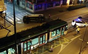 Urgente | el metro de granada no abre el viernes. Accidente En Granada Vuelca Una Ambulancia Tras Colisionar Contra El Metro En Maracena Ideal