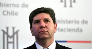 El funcionario público que recibe más sueldo que el presidente Piñera