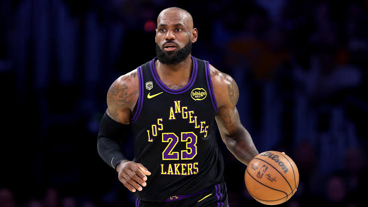New LeBron Rumors Reveal Lakers and James' Stance on $50M Contract, Pay Cut  and NBA Free Agency