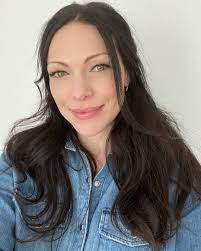 Laura Prepon Brasil Shared A Photo On Instagram Laura Prepon Atriz E Autora De Voce E Eu Como Maes Um Laura Prepon Orange Is The New Black Alex And Piper