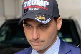 Eduardo da outra saia justa no pai; quer passar por cima da Constituição e  instituir pena de morte no Brasil; Bolsonaro nega