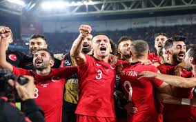 Di seguito abbiamo inserito l'elenco convocati della turchia comunicata dal commissario tecnico senol gunes.il selezionatore della rosa della turchia ha consegnato all'uefa la lista dei 26 calciatori dove spiccano tanti i giovani di talento in questo gruppo come i difensori centrali demiral e söyüncü, il terzino del sassuolo muldur. Euro 2020 Ecco La Turchia Prima Avversaria Dell Italia All Europeo