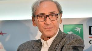 Per quanto riguarda la vita sentimentale, franco battiato non ha moglie e non ha figli. D Uv6n63k Yutm