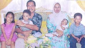 Construction of the mosque began in 1981 and the mosque was completed in 1984. Menyambut Hari Keputeraan Sultan Terengganu Daulat Tuanku