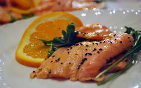 Foderare una teglia di carta forno e sistemare i tranci imparato. Ricette Per Dimagrire Salmone Al Forno In Salsa Light Di Agrumi Leitv