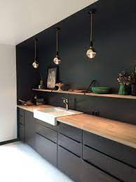 cuisine noire et bois parfaitement integree par une niche faite en peinture noir cuisine niche idee amenagement cuisine cuisine noire et bois cuisine noire