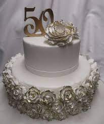 Ebbene si!!mi sono lanciata ho creato per la mamma di una mia cara amica una torta a due piani per il suo anniversario di matrimonio , ben 50 anni!!! Torte Per Le Nozze D Oro Idee Per L Anniversario Foto Pourfemme