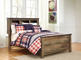 Tops of cases and headboard/footboard panels are captured with a nail trimmed corner piece. Trinell 5 Pc Full Bedroom Set Steinhafels