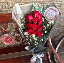 Bunga cantik yang punya bermacam warna ini berasal dari negeri cina. Halaman Download 33 Foto Rangkaian Bunga Mawar Merah Hand Bouquet Buket Bunga