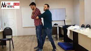 Her yıl birçok insan solunum yollarını tıkayan ve boğulmaya neden olan nesneler yüzünden boğulmaktan ölüyor. Yetiskinlerde Heimlich Manevrasi Youtube