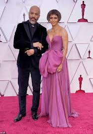 Halle berry catches the eye in a bold magenta gown and a cropped wig as she makes her red carpet debut with boyfriend van hunt. Oscars 2021 Halle Berry Debuts New Bob Haircut On Red Carpet With Boyfriend Van Hunt Latest Celebrity News