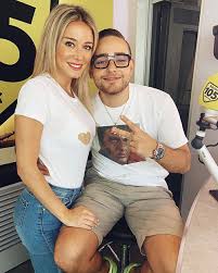 989,585 likes · 26,668 talking about this. Rocco Hunt Posa Con La Leotta Poi Scrive Avro Problemi A Casa Salernonotizie It