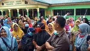 Ijazah sekolah tidak mempunyai arti penting tetapi hanya sebagai ukuran derajat atau kepandaian. Ratusan Guru Honorer Demo Kemenag Langkat Tuntut Pembayaran Gaji 8 Bulan Bagian 1