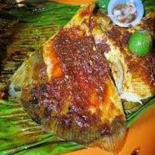 It is marinated with blended chilli paste and herbs before being wrapped in banana leaves. 10 Resepi Ikan Bakar Sedap Menyelerakan Daily Makan