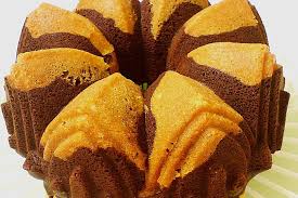 Zutaten 200 g margarine 3 eier 2 tassen zucker 4 tassen mehl 4 el kakaopulver 1 tl natron 4 msp. Schokoladenkuchen Mit Saurer Sahne Einfach Nur Lecker