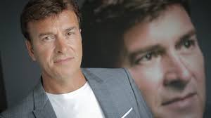 O músico está com o prognóstico reservado, mas estável. Aw6v2 Bsjtz Zm