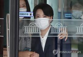 연합뉴스와 인터뷰하는 윤희숙 의원 연합뉴스 자료사진 (서울=연합뉴스) 이동환 기자 = 국민의힘 대권주자인 윤희숙 의원은 26일 당내 경쟁자인 홍준표 의원과 유승민 전 의원을 겨냥해 최근 윤석열 후보에 대한 비난은 구시대 망령을 소환하는 구태 정치를 보는 것 같아 심히 우려스럽다고 비판했다. X0wzygs8zhx3lm