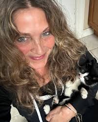 🐶 En pleine sortie à vélo, un groupe de cyclistes aperçoit un chien errant  seul sur le bord de la route. Sans hésiter, ils le prennent avec eux et le  ramènent chez