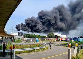 In de duitse stad leverkusen zijn bij een grote explosie op een bedrijventerrein voor de chemische industrie dinsdag zeker een dode en meerdere gewonden gevallen. Jc4dsu1iotvu7m