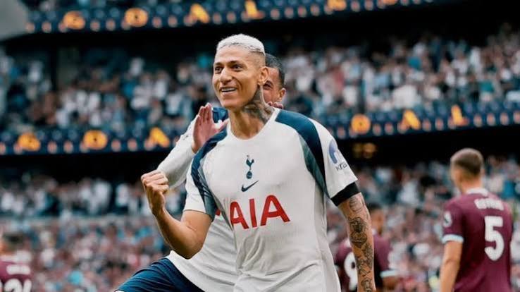 Tottenham barra empr&eacute;stimo de Richarlison ao Vasco por regra da Fifa; entenda