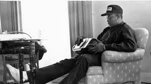 Release date 15 december 1992 the chronic is the solo debut album of american hip hop artist dr. Dr Dre S The Chronic For The Record Grammy Com