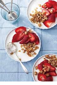 Du Granola Avec Du Yaourt Et Des Fraises Pinterest Petit Dejeuner Ete Petit Dejeuner Sain Recettes De Cuisine Recette De Petit Dejeuner