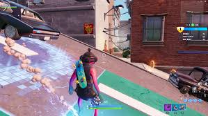 À côté de l'a fille 2. Fortnite Downtown Drop Challenges Trouvez Deux Raccourcis Caches Et Trouvez Jonesy Pres Des Toits Serial Gamers