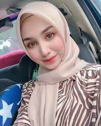 Gambar Mungkin Berisi Satu Orang Atau Lebih Strip Dan Dekat Esarp Musluman Kiyafet