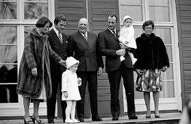 Kongefamilien vil komme ut på slottsbalkongen klokken 11.30 for å overvære en nasjonaldagsmarkering på slottsplassen. File Kongefamilien Pa Skaugum 1974 5476890347 Jpg Wikipedia