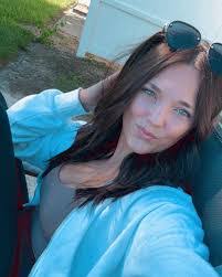 Jana Lynn's Instagram, Twitter & Facebook