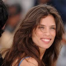 5 lat później urodziła mu dziecko i została jego żoną. Today Is Maiwenn Le Besco S Birthday This French Film Director Won A Prize In Cannes For Her Movie Polisse You Probab She Movie French Films Film Director