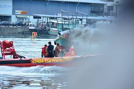 Rugi menentang laba, jerih menentang boleh, pb supaya maksud kita tercapai =kita harus mau berusaha (bersusah. Regatta Lepa Semporna Hari Perayaan Suku Kaum Bajau Di Sabah Penuh Dengan Warna Warni Libur