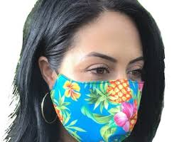 ターコイズ色の背景にトロピカルなハワイアンプリント生地。100% コットン。ヤード単位で販売（ヤード数もご用意）