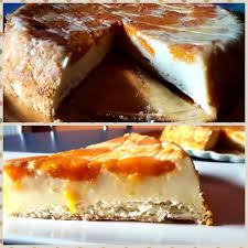 Toarna laptele, putin cate putin si omogenizeaza bine cu telul. Reteta Prajitura Desteapta Inversata Cu Caise Si Lamaie